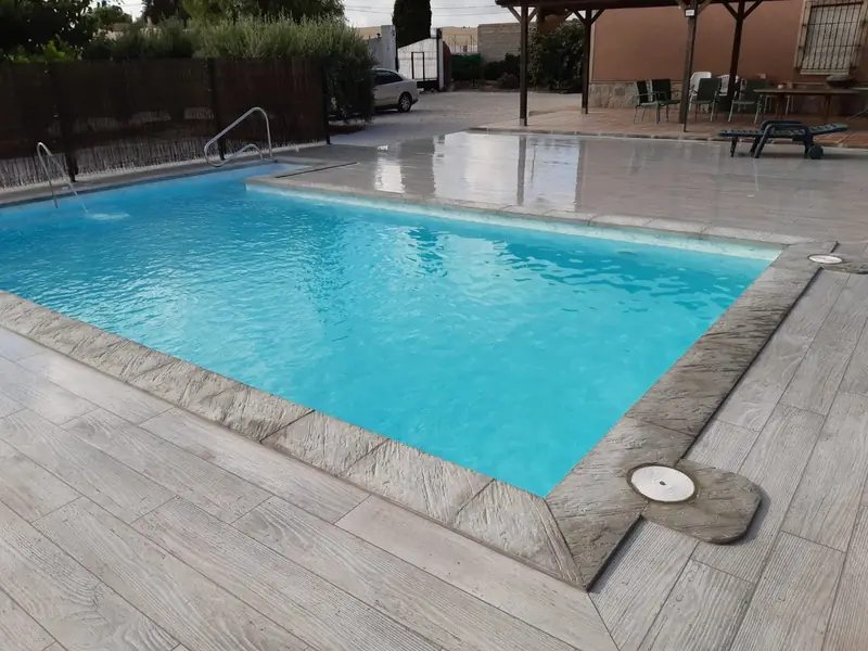 Piscina nueva con tarima efecto madera - después