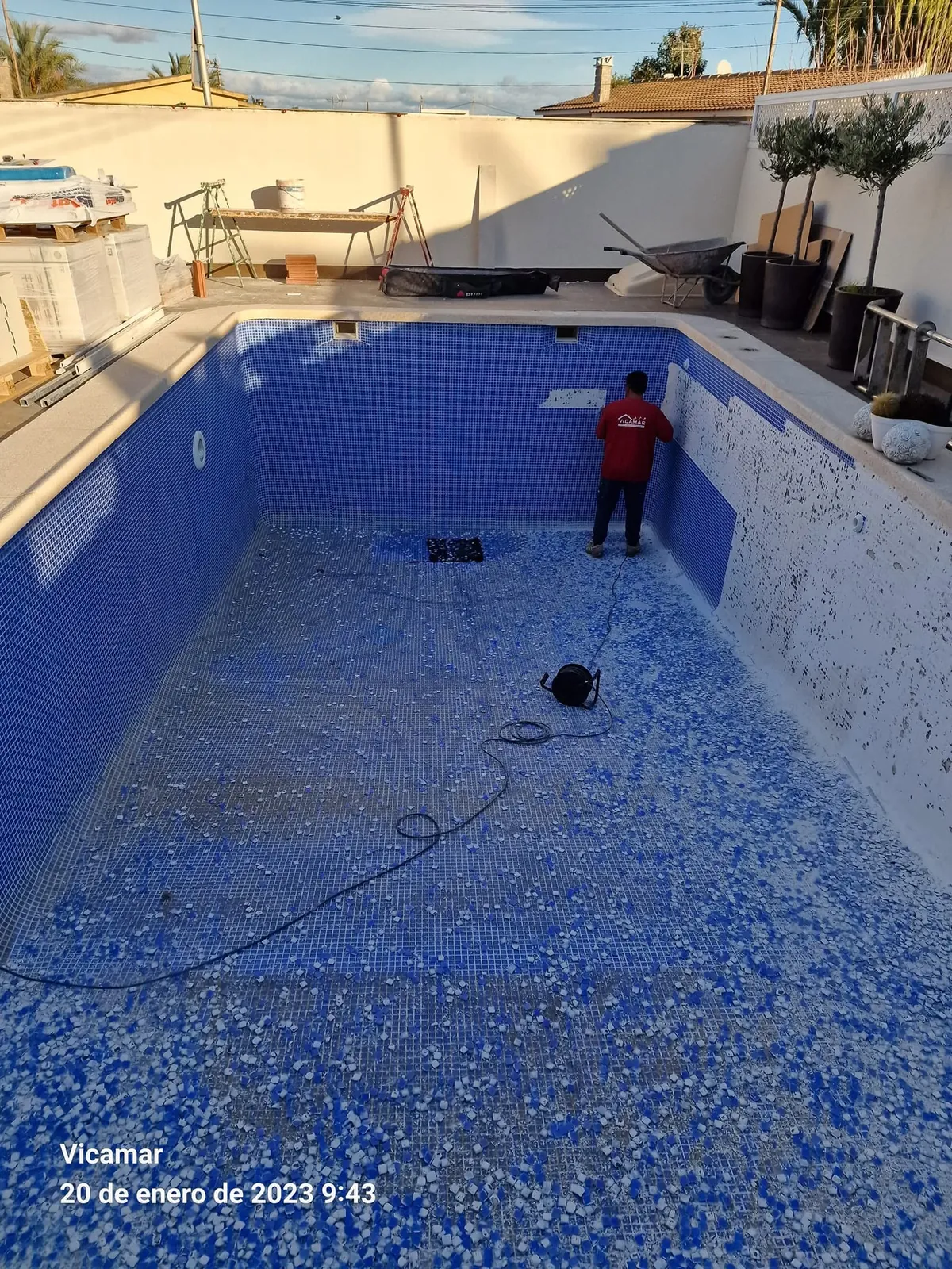 La misma piscina antes de la obra, con el gresite azul desgastado