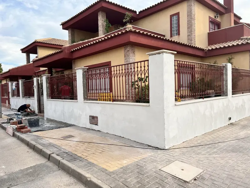 Muro de fachada con piedra natural - antes